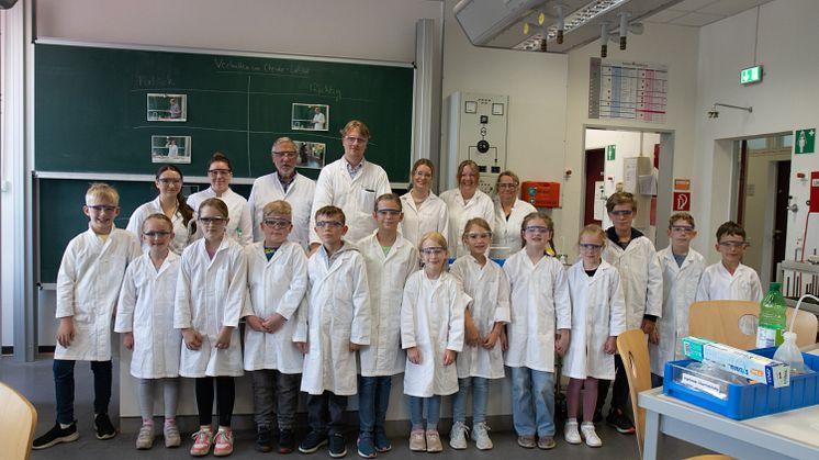 Chemie-Experimente beeindrucken Kinder an der Universität Vechta in den Sommerferien 2024