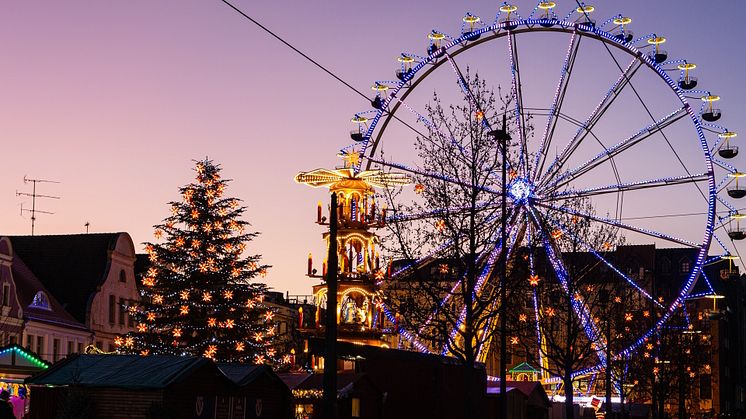 Riesenrad auf dem Cottbuser Weihnachtsmarkt (C) Steffen Lehmann, TMB Fotoarchiv