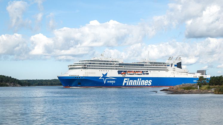 Passagerare kan beundra skärgården från utomhusdäcket och genom stora panoramafönster. Photo: Finnlines Plc. 