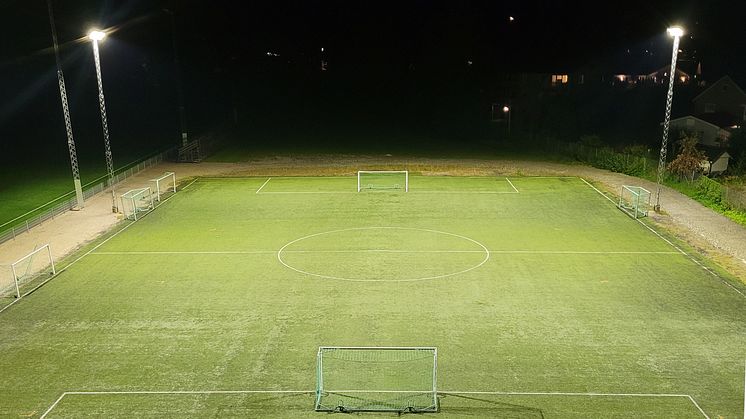 Tack vare projektet Energiinitiativet tillsammans med Svenska Fotbollförbundet och Rexel kan planen nyttjas flera timmar längre varje kväll under höst och vinter