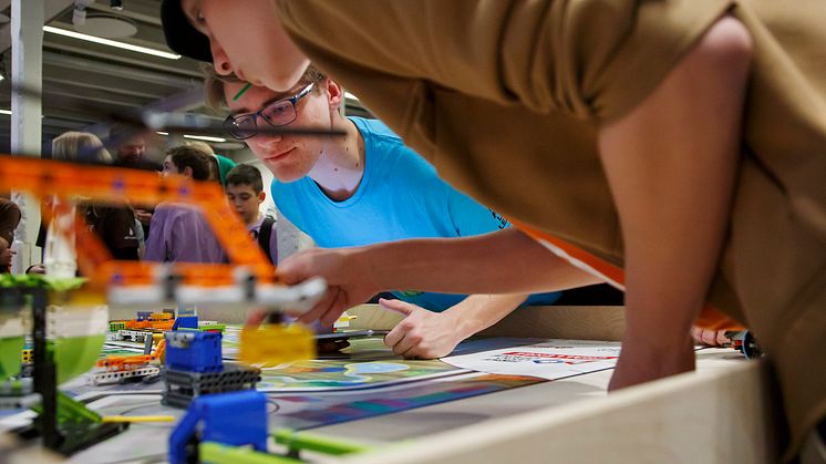 Räkna med stenhård konkurrens, tidspressade tävlingar och ett öronbedövande legorassel i First Lego League.