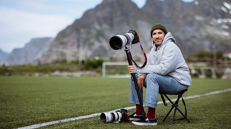 EOS R1_Lifestyle_Photgrapher_on_chair_Alexandros_Grymanis_629999.jpg