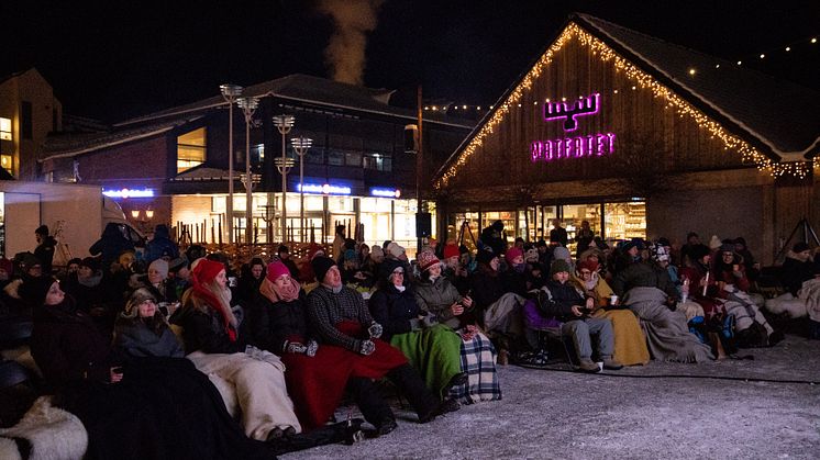 The Holiday - Utendørs julekino på torget i Brumunddal.jpg