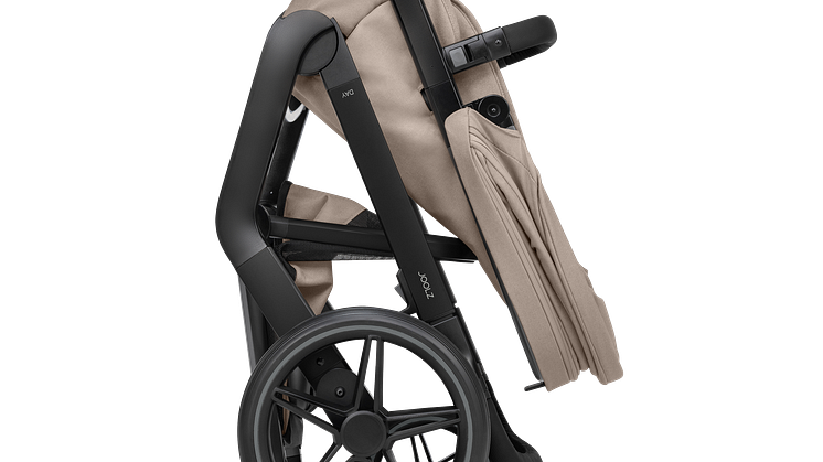 Joolz Day5 Seat_World facing_Folded_Sandy taupe_All black.png
