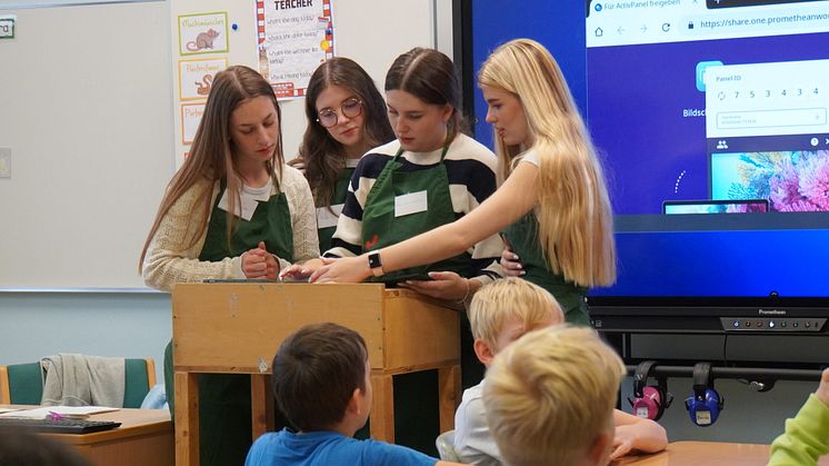 Studierende des Sachunterrichts kochen gemeinsam mit Schüler*innen der OBS Emstek beim Tag der Schulverpflegung 