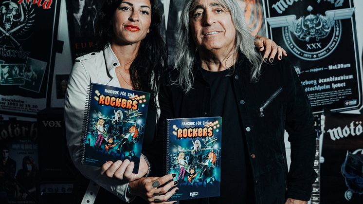 Mikkey Dee och Hanna Ingvarsson med Handbok för små rockers.