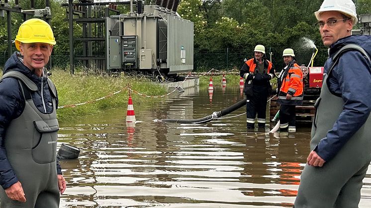 Bayernwerk-Vorstandschef Egon Leo Westphal (l.) und Bayernwerk-Netz-Geschäftsführer Joachim Kabs machen sich am Montag ein Bild von der Situation im überfluteten Umspannwerk in Reichertshofen.