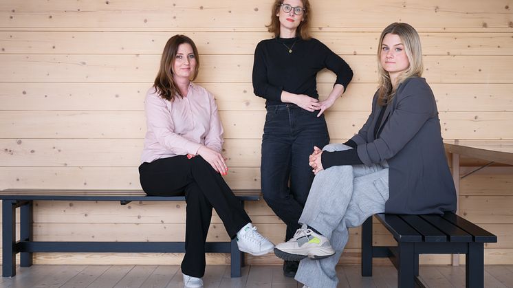 Carola Fallgren, Artic Design Center, Anna-Karin Larsson, Skellefteå konsthall och Emmy Gustafsson Wass, Sara kulturhus samarbetar för att lyfta svensk formgivning i Skellefteå. Fotograf: Jonas Westling
