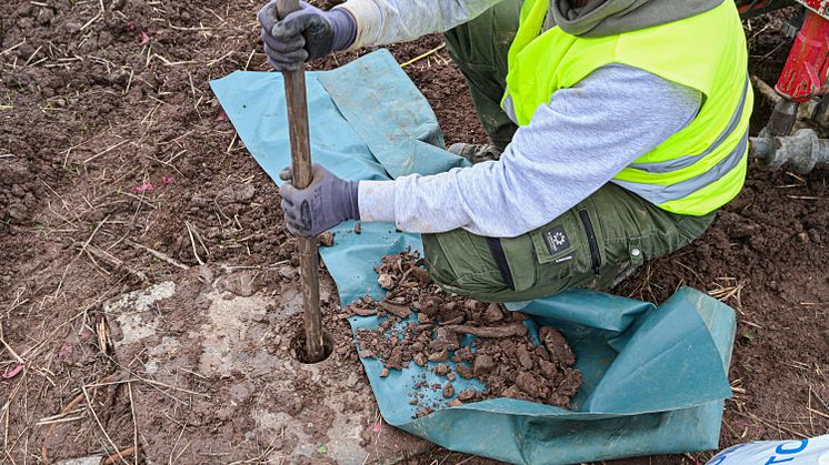 Zwischen Kastenweiher und Eltmann lässt die Bayernwerk Netz den Baugrund untersuchen. Die Tests geben Aufschluss über die Tragfähigkeit und die Beschaffenheit des Bodens und potenzielle Risiken.