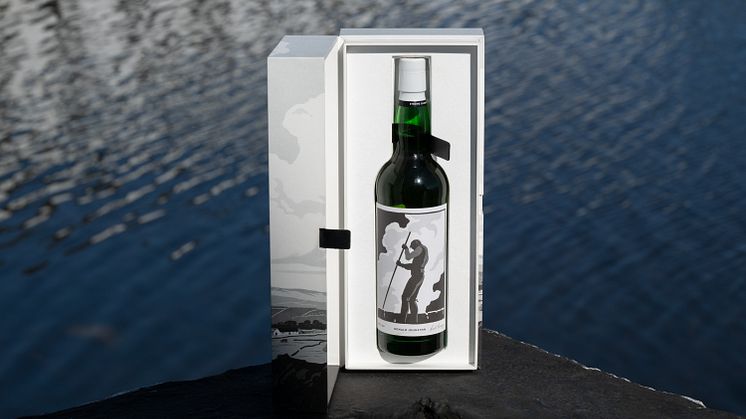 Laphroaig33yoStrongCharacter_BottleInsideBox.jpg