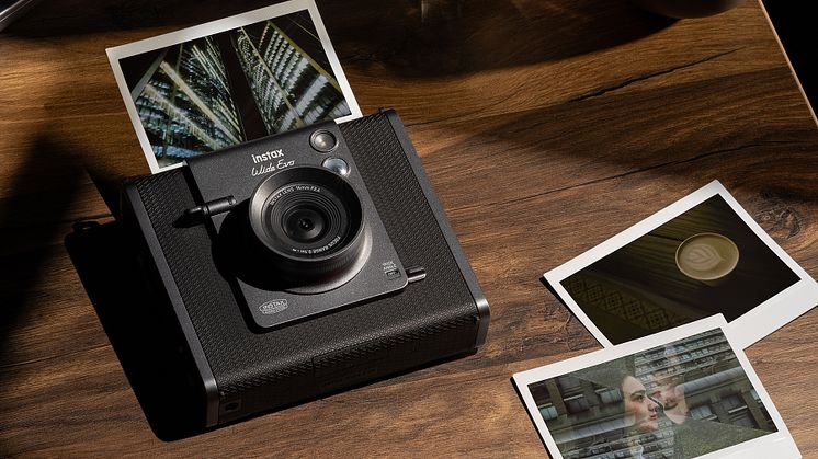 Instant Evo-lutionen fortsätter: Fujifilm introducerar instax WIDE Evo™ Hybrid instant kamera