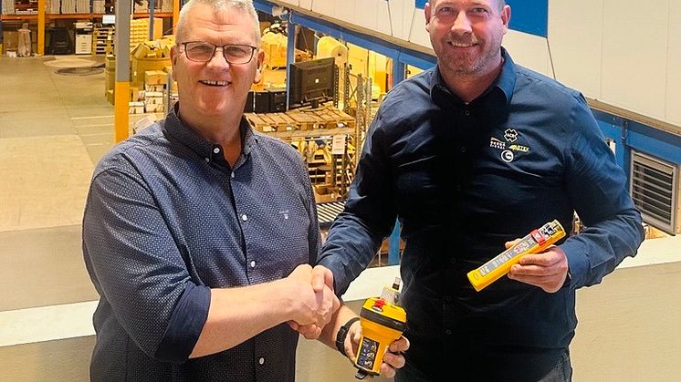 From left - Kjetil Flak, Owner of Flak AS, with Kris Nieuwenhuis, North European Markets Manager for Ocean Signal.jpg
