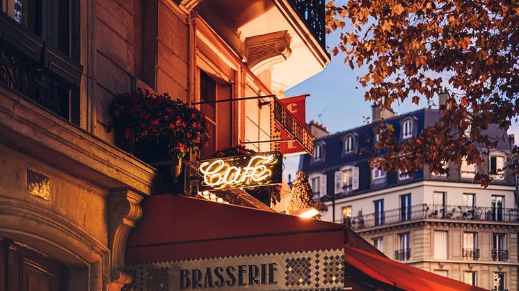 DEST_FRANCE_PARIS_CAFE_BRASSERIE_NIGHT_AUTUMN_GettyImages-1439560768 copy_Universal_Within usage period_99237.jpg