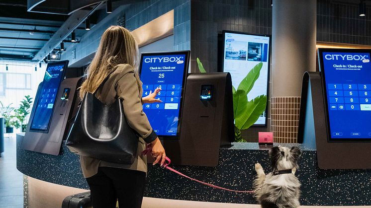 Gjest sjekker inn på Citybox Helsinki med sin hund