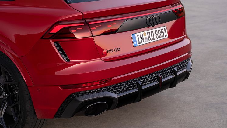 Audi RS Q8 performance (Chilirød metallak)
