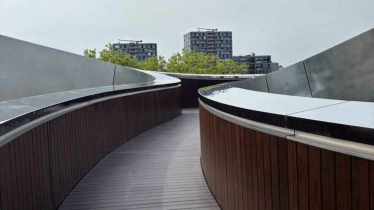 Kebony-Holztreppe im FENIX Museum: Nachhaltige Architektur, doppelte Helix, Design von MAD Architects in Rotterdam.