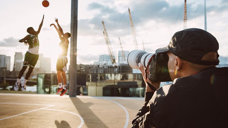 Canon EOS R1_Lifestyle_HERO_male_photographer_basketball_Atiba_Jefferson_69078.jpg