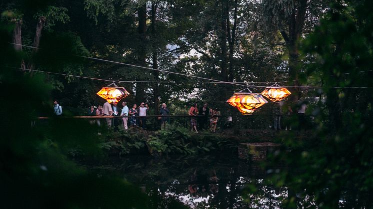 Purple Path_Zwönitz_Color Floating_Die Objekte sind mit verschiedenfarbigen und unterschiedlich strukturierten Strumpfhosen überzogen_Fotograf Ernesto Uhlmann.jpg