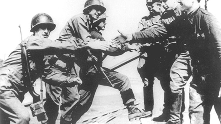 Historisches Foto der Begegnung an der Elbe bei Torgau im April 1945