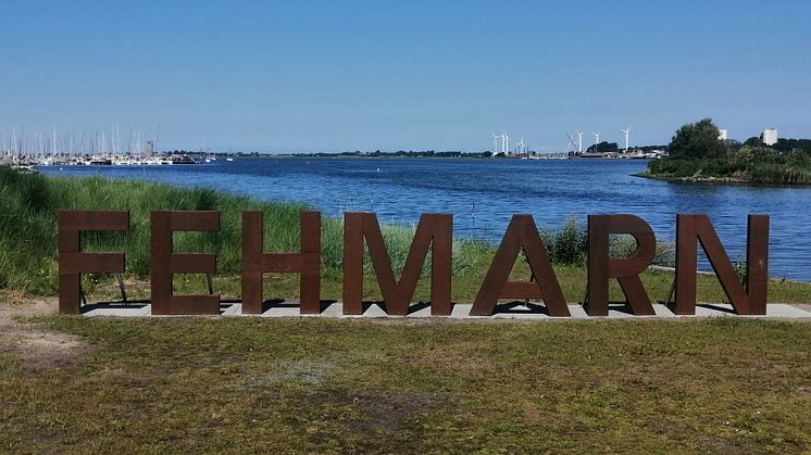 Der neue Fehmarn-Schriftzug am Ortseingang Burgtiefe vor dem Burger Binnensee © Tourismus-Service Fehmarn