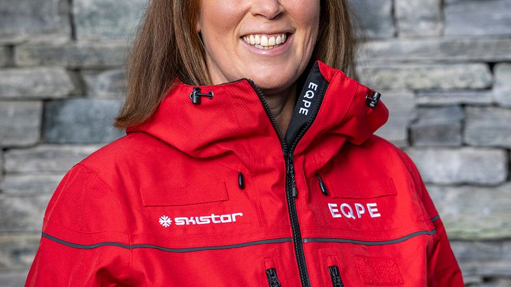 Camilla Sundqvist röd jacka stående.jpg