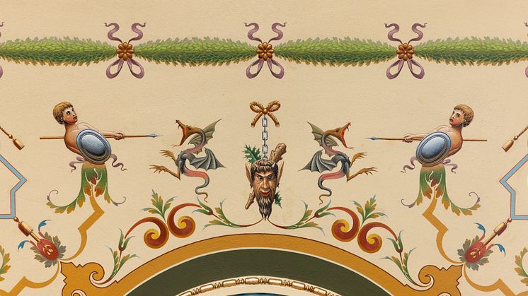 Detalj med drakar och faun