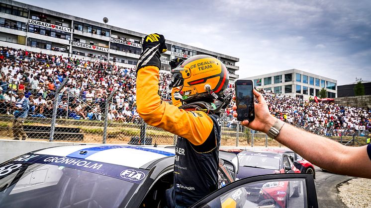 Niclas Gröholm firar segern i premiären