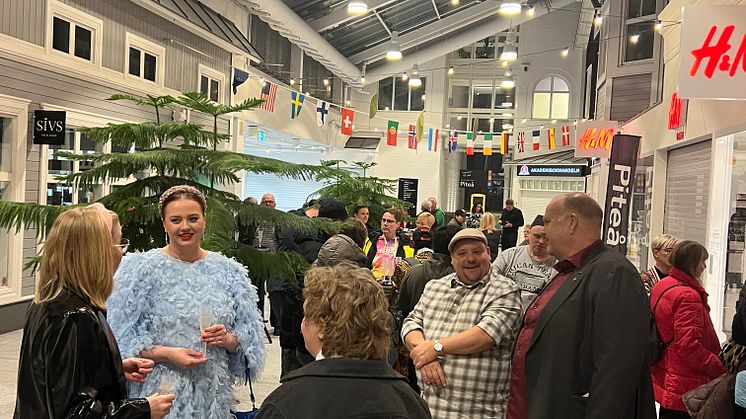 Premiärmingel Glada Hudiks nya film