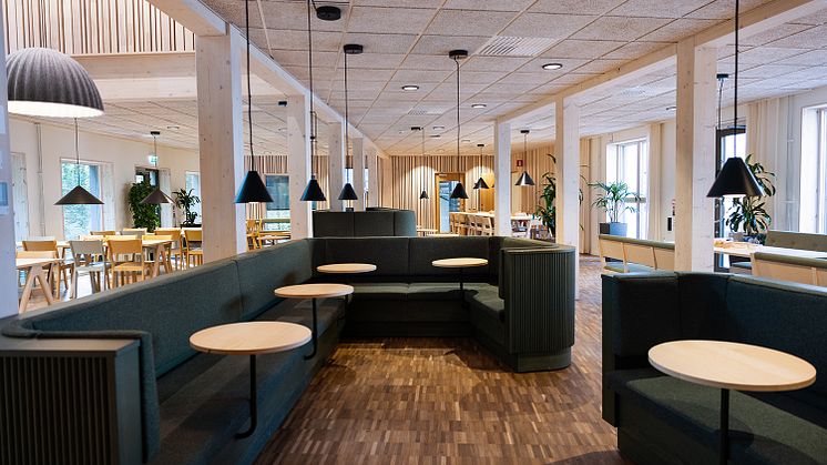 Matsalen – Inspirerad av skogen. Genom naturliga material och färgpaletter som speglar skogens lugn och harmoni har matsalen blivit en favoritplats för många. Här kan vi äta vår lunch, men också mötas, och ladda energi. 