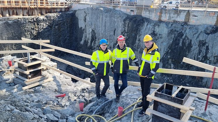 Harry Marius  Sund, Christian Becker og Jim Tore Kristiansen fra Novaform på plass der den nye tørrdokken bygges.