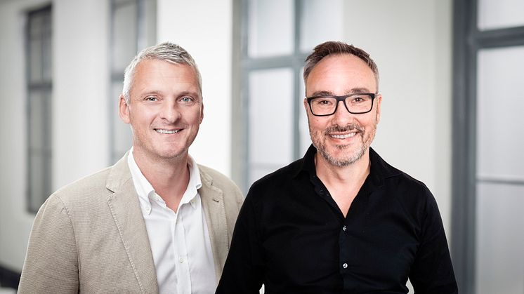 Johnny Friberg och Urban Wihlborg, förvaltningschefer på Wallenstam, har bidragit till att bolaget idag har insamlingskärl från Human bridge på 25 olika adresser i anslutning till bolagets fastigheter.