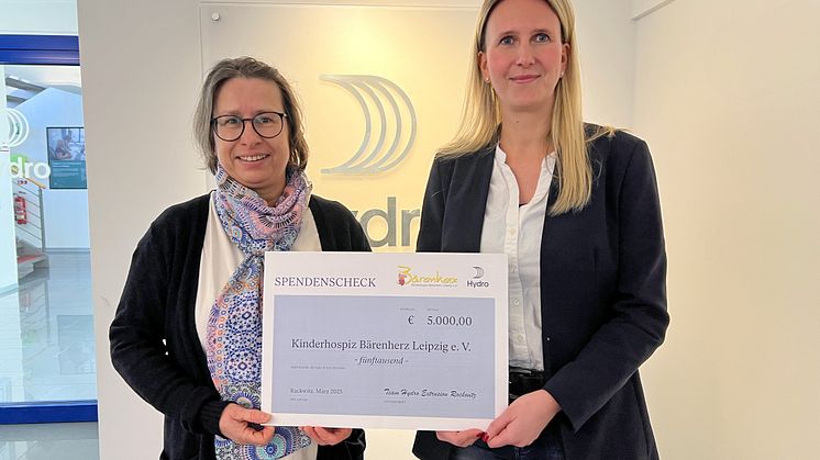 Kerstin Stadler (Bärenherz) und Josephine Noack, Geschäftsführerin Standort Rackwitz