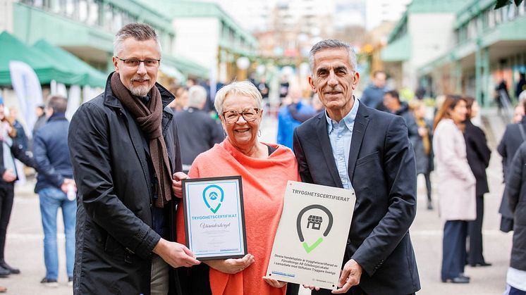 Vid invigningen av nya Vårväderstorget delade Peter Strandell från stiftelsen Tryggare Sverige ut Vårväderstorgets trygghetscertifiering till GöteborgsLokalers ordförande Ingela Tuvegran och Framtidens ordförande Aslan Akbas. Foto Carina Gran