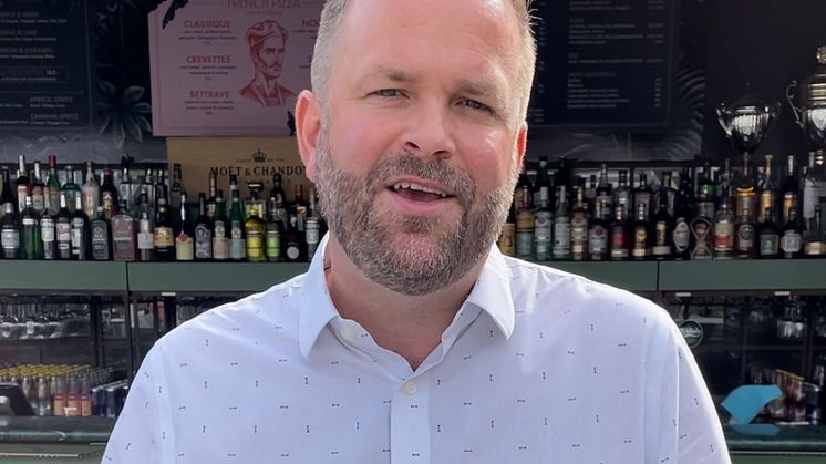 Jonas Naddebo, gruppledare för Centerpartiet i Stockholms stad, i ett av hans många vardagsrum i Stockholm.