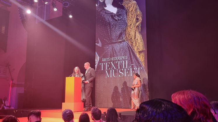 Priset togs emot av Karin Olsson Lindström och Johannes Daun och delades ut av Sveriges Kulturminister Parisa Liljestrand