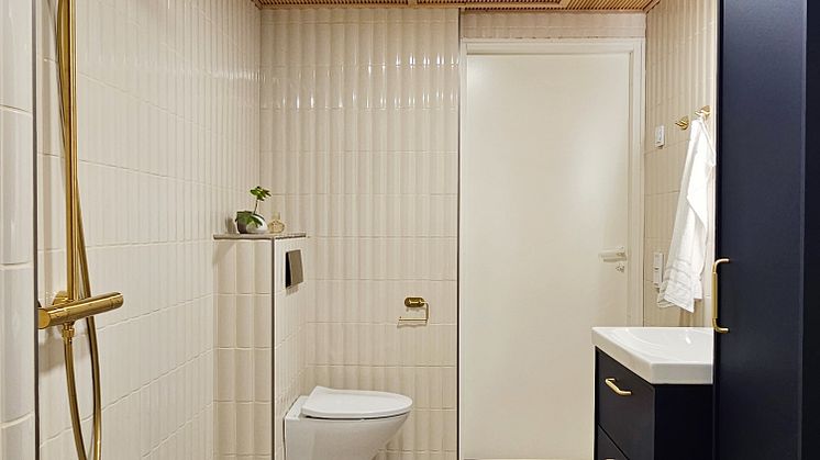 IDOn yönsiniset SenseArt-kalusteet ja GlowArt Turboflush -seinä-wc-istuin.jpg