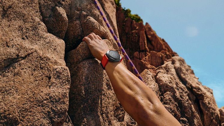 035-lifestyle-galaxy-watch-ultra-titaniumgray-rock-climbing.jpg