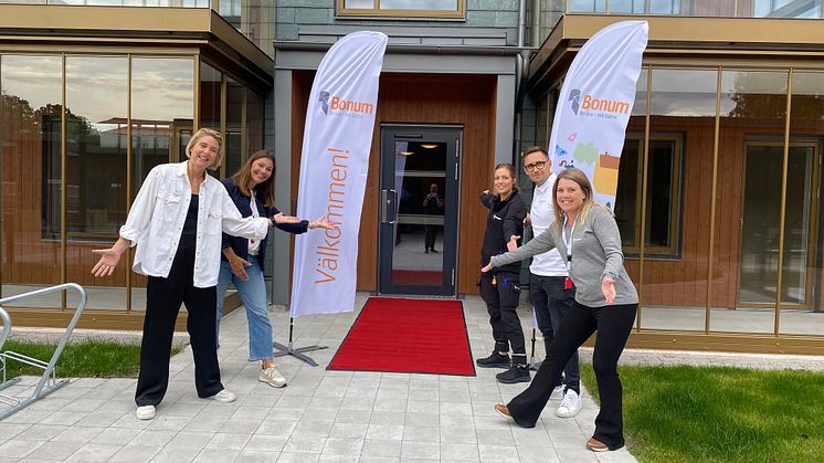 Riksbyggen välkomnar nya boenden till Bonum Brf Boulogner i Skövde. Från vänster: Frida Fredriksson, Charlotte Berndtsdotter, Lotta Kjellén, David och Karin Ekström på Riksbyggen. 