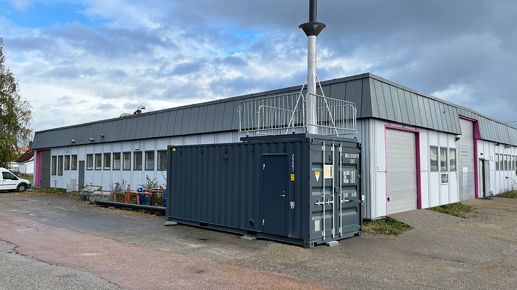 Svetscontainer för vertikal svetsning. Ett rör sticks ner genom ett hål i taket. I containern svetsas det ihop med tidigare rör som sticker upp ur ett hål i golvet.