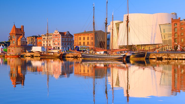 Stralsund_Hafen_mit_Ozeaneum,_dem_Deutschen_Meeresmuseum_von_Behnisch_Architekten.jpg