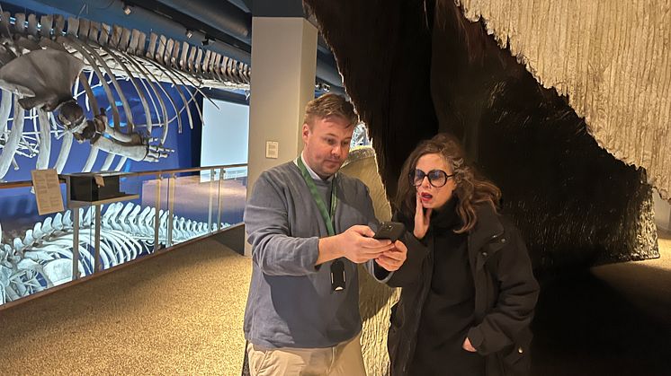 Skribenten och programledaren Hanna Hellquist besökte nyligen museet och visades runt av marinbiolog David Bernvi. Här i Polartrakterna. Foto Jonas Sverin