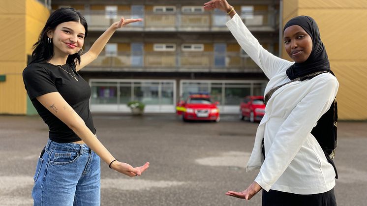 Angela Grbovikj och Sabrin Abdisharif visar var de har planerat för filmvisning. 