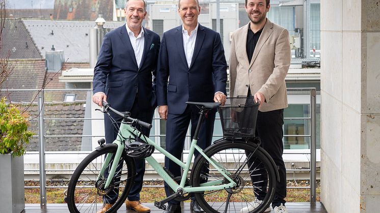 Dienstrad im Mittelpunkt - Vereinbarung unterzeichnet: (v.l.) Thomas Hellweg, Chief Revenue Officer JobRad, Markus Hildmann, stv. Vorstandsmitglied der Sparkasse Freiburg-Nördlicher Breisgau, und Urs Kohlmeier, Abteilungsleiter Vertrieb JobRad