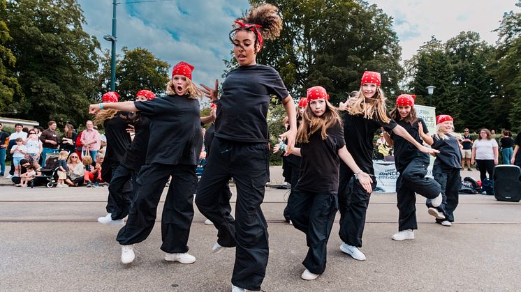 Ungdomar som dansar 2024. Foto Pierre Ekman.jpg