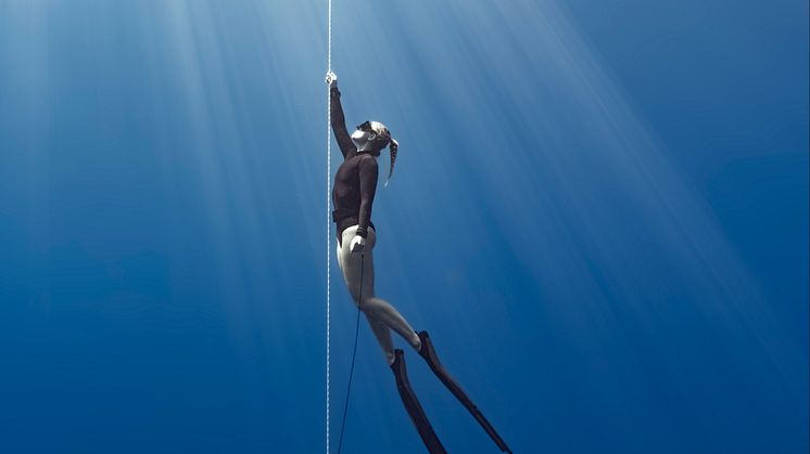 Garmin_Descent G2_ Hero_ROD_6.jpg