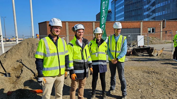 Gruppbild första spadtaget.jpg