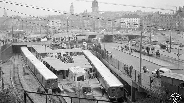 I år fyller Stockholms tunnelbana 75 år. Bilden visar invigningsdagen när sträckan Slussen till Hökarängen öppnades för trafik. Foto: Spårvägsmuseet