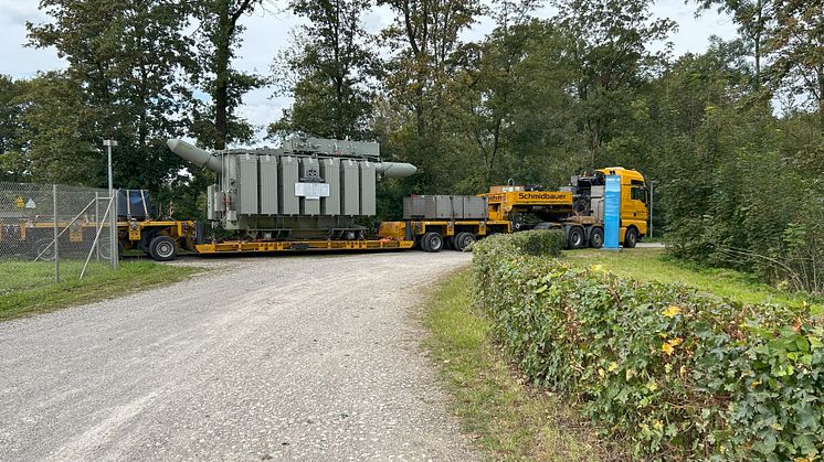 Der 110/20-kV-Transformator im Umspannwerk Ellgau stellt in Zukunft die Energieversorgung der Region sicher.