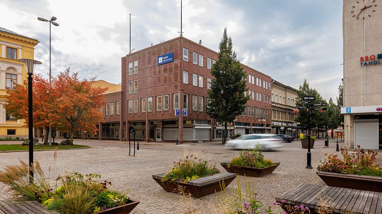 Verksamheterna som Kristinehamns kommun har på Nya Kyrkogatan 19-21 ska tillfälligt flytta till Uroxen, så att lokalerna kan göras om till det nya kommunhuset.