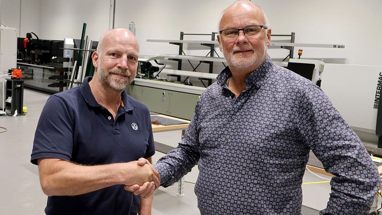 Administrerende direktør, Gunnar Glavin Nybø i Bygg Reis Deg og Administrerende direktør i Glass- og Fasadeforeningen, Bjørn Glenn Hansen, signerer avtale i GF sitt "treningslokale" på Ski. 